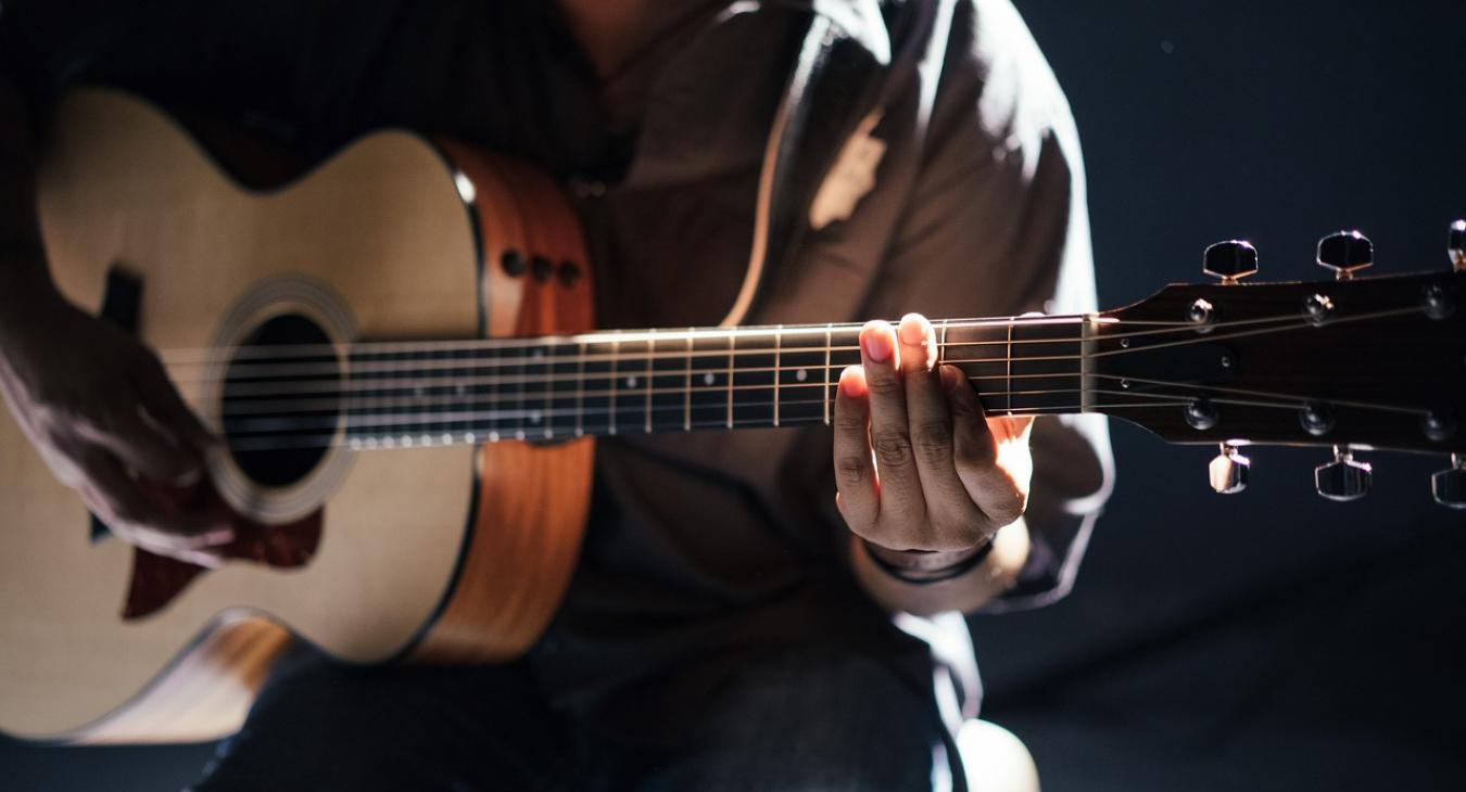 Guitar acoustic